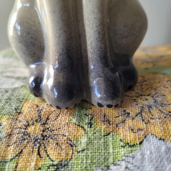 Siamese ceramic cat with a gentle expression and cute lashes - Picture 8 of 8